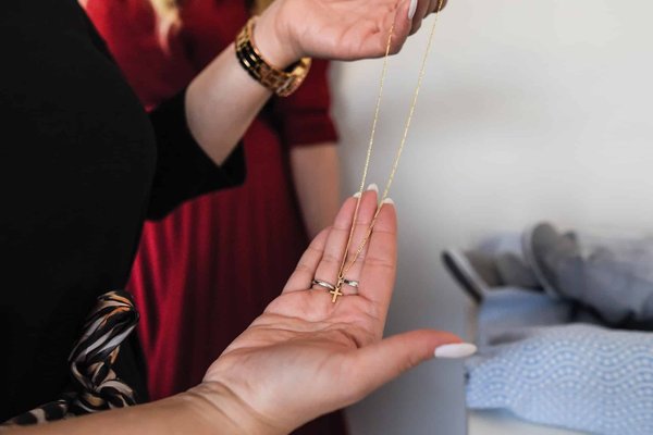 What symbolic necklace should you give to a loved one ?